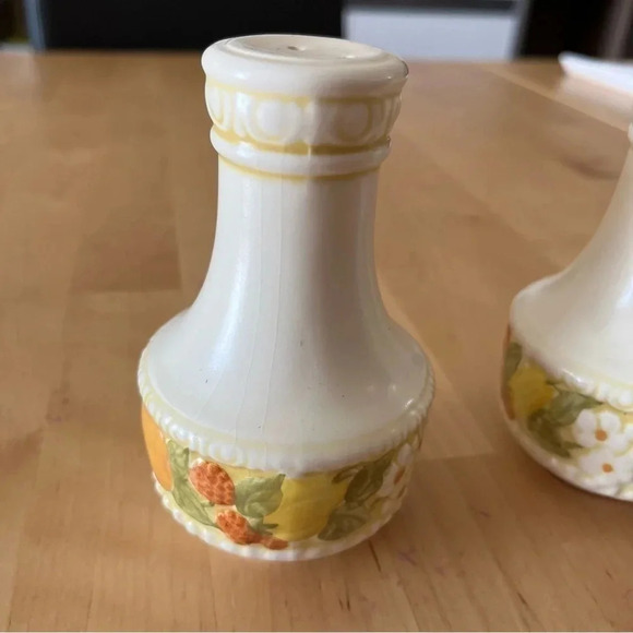 Vintage Vernon Ware by Metlox Della Robbia Poppytrail Salt & Pepper Set - Picture 2 of 9